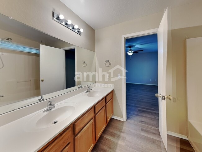 Building Photo - 443 S Sabrina