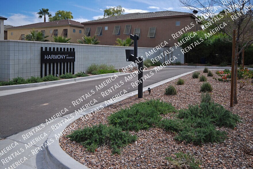 Building Photo - 3725 E Catalina Dr