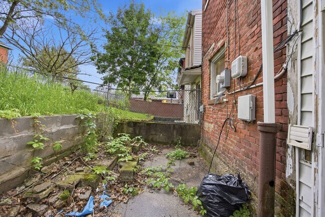 Building Photo - 616 Lillian St