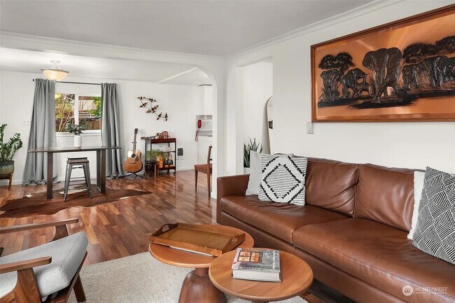 Building Photo - Bright & Charming 1Bed/1Bath + Den in Prim...