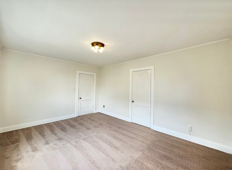 Building Photo - 914 E Fir St