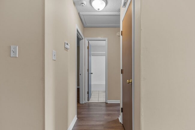 Building Photo - 2 Bedroom, 2 Bathroom Home