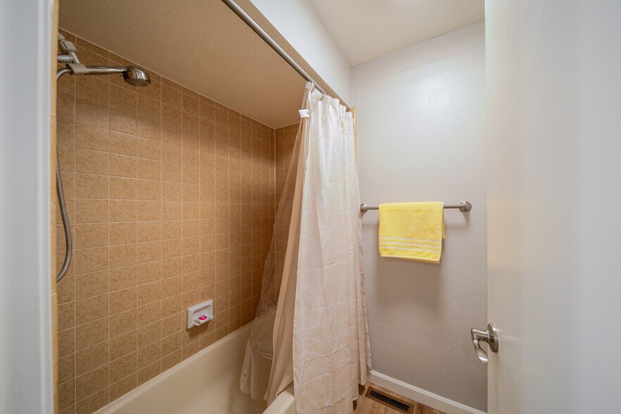 Building Photo - 3124 S Falling Brook Ln