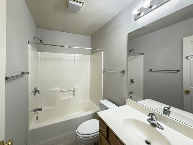 Building Photo - 2563-2563 E Morris Dr