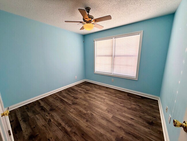 Building Photo - 100 Fairway Hill