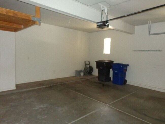 Building Photo - 3 bedroom 2.5 Bath in East Mesa