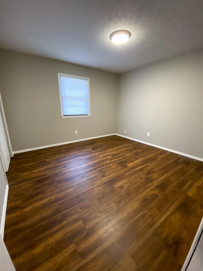 Building Photo - 2833 S Claremont Ave