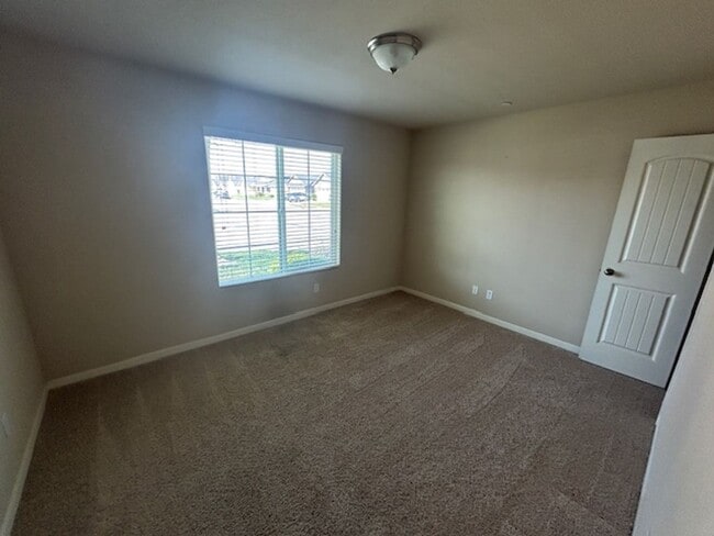 Building Photo - Beautiful & Spacious home!