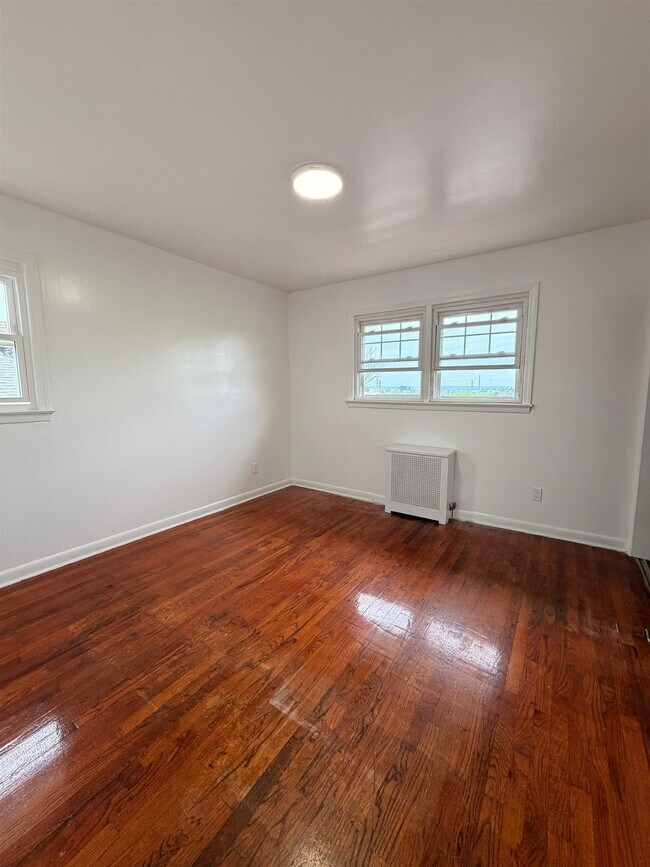 Building Photo - 5215 Meadowview Ave