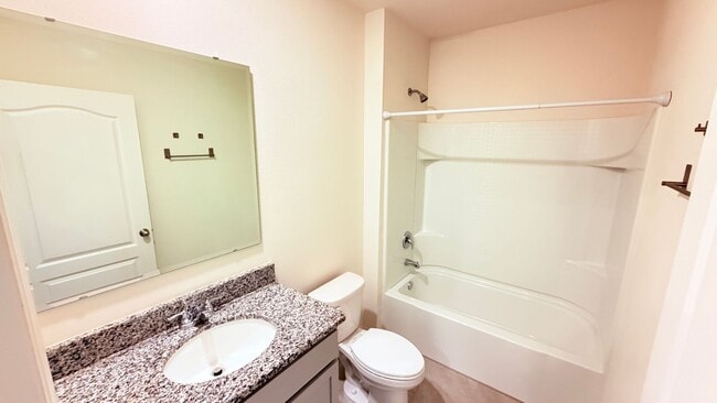 Building Photo - Charming Deltona 4/2 Ready for Move-in!