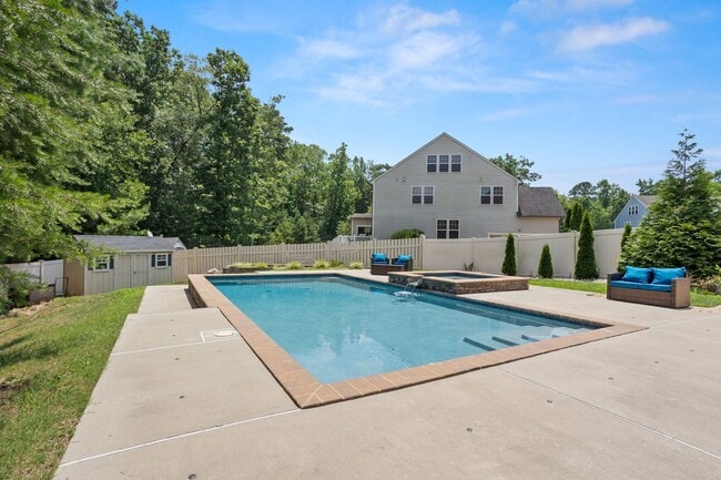 Building Photo - Beautiful 4 Bed 2.5 Bath