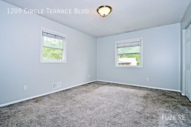 Building Photo - 1209 Circle Terrace Blvd NE