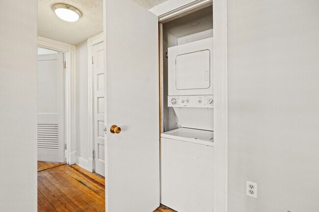 Building Photo - 2605 Parkwood Ave