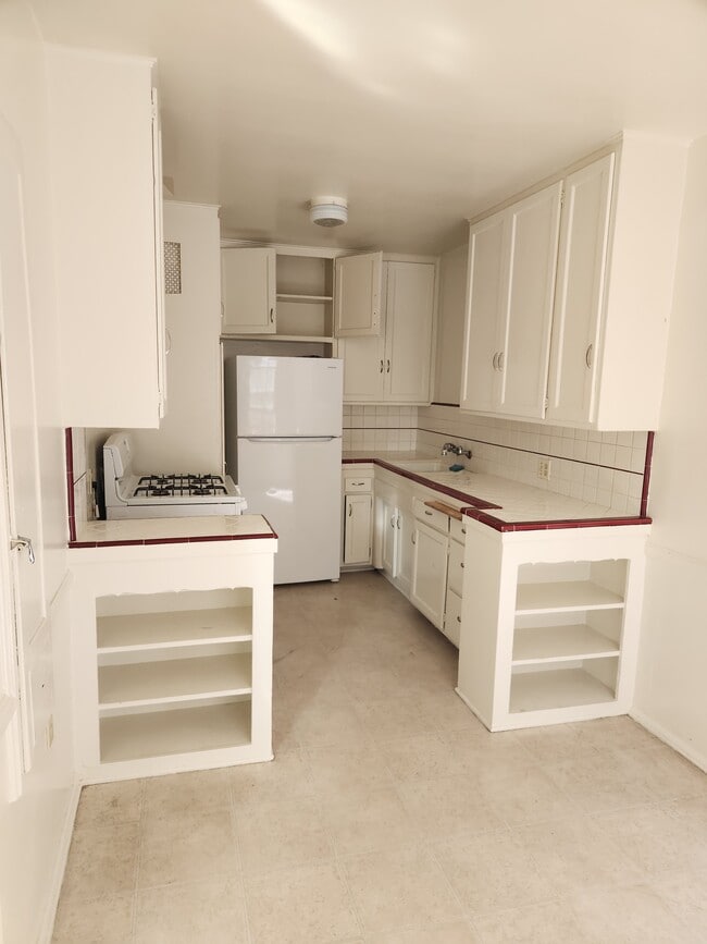 Kitchen - 150 N Catalina St