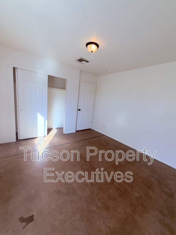 Building Photo - 1412 E 25th St