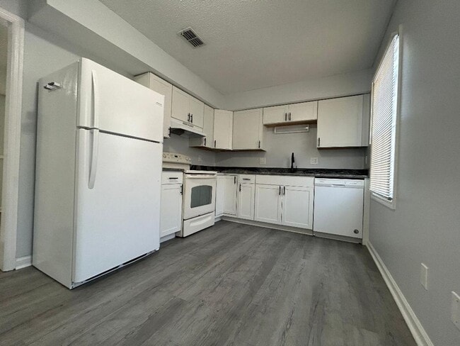 Building Photo - Spacious 3 bed Town Home!