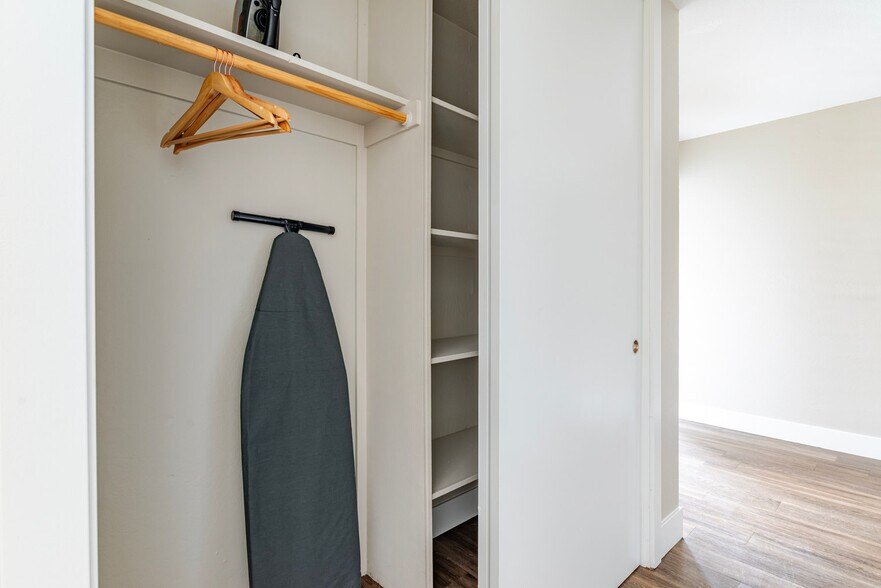 Building Photo - 644 Edgewater Blvd