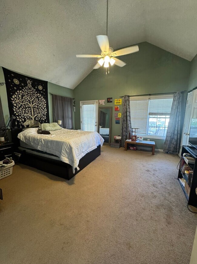 Building Photo - Beautiful East Side Home