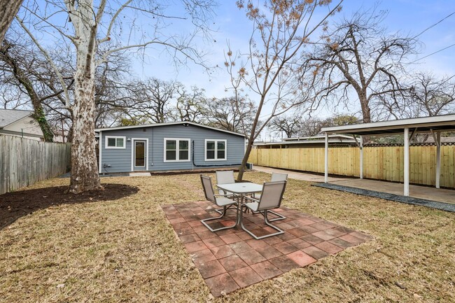 Building Photo - 2018 Remodeled 3 bed / 2 bath - wood / til...