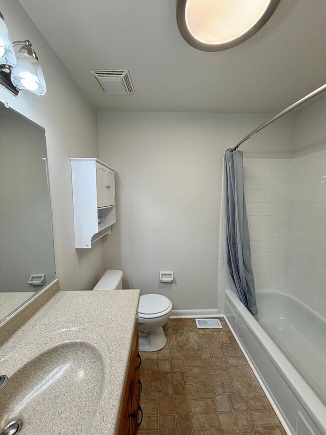 Building Photo - 916 Cobble Creek Curv
