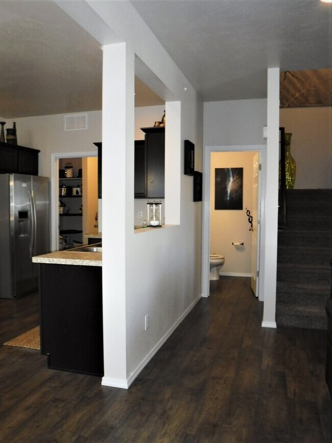 Building Photo - 4 bed 2.5 bath home just off Pine Ave and N Black Cat Rd.
