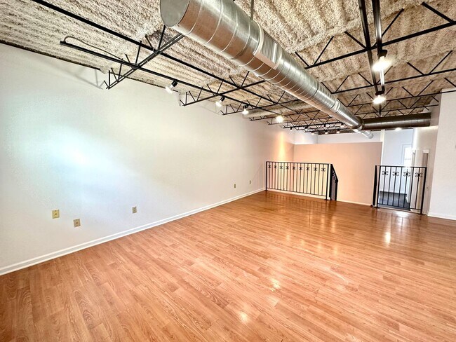 Building Photo - One Bed, One Bath Apartment in the Heart o...