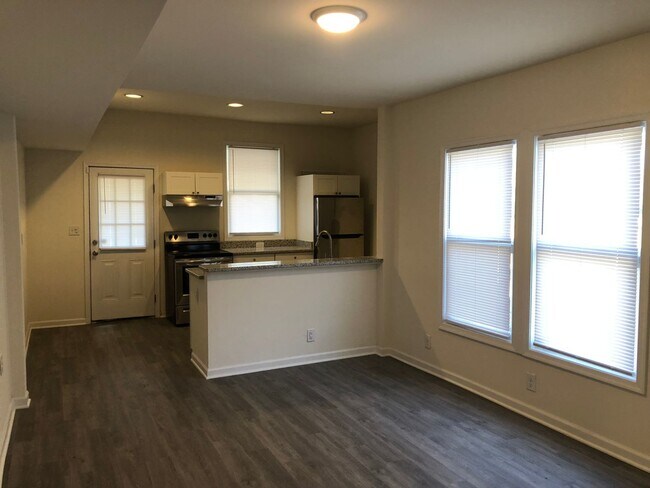 Building Photo - Renovated Duplex