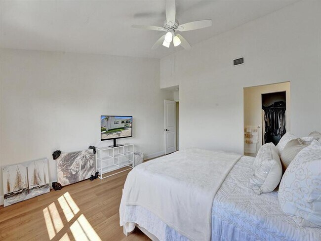 Building Photo - 4300 S Ocean Blvd
