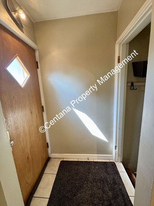 Building Photo - $500 off first months rent on 3 bed 2 bath...