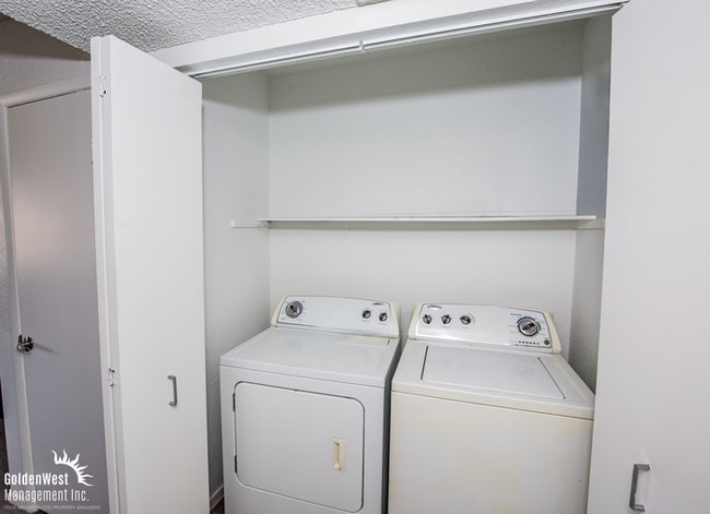 Building Photo - Charming 2Bdm 2Ba Upstairs Condo with Fireplace in Baycliff Creeks at The Lakes!