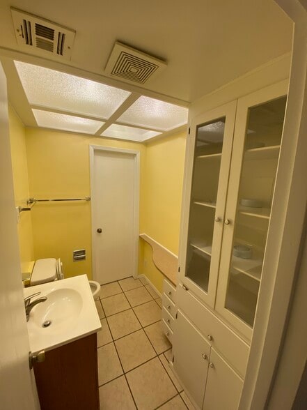 Hallway Bathroom - 5625 Creston Ave