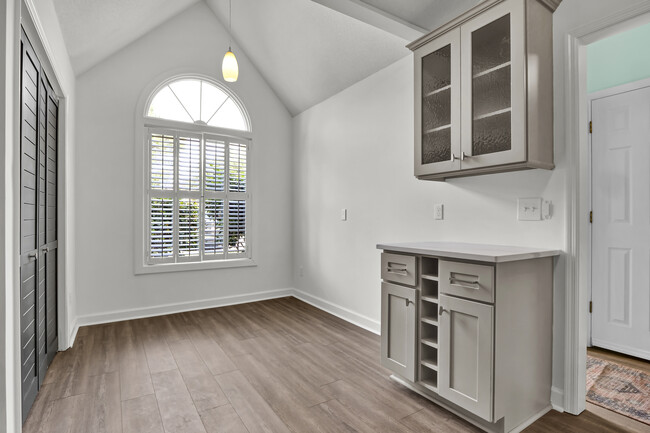 Building Photo - 2827 Springfield Dr