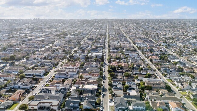 Building Photo - 2519 Curtis Ave