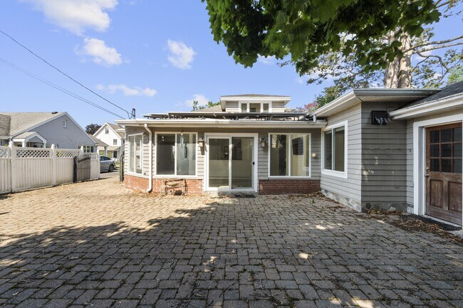 Building Photo - 25 Crescent Bluff Ave