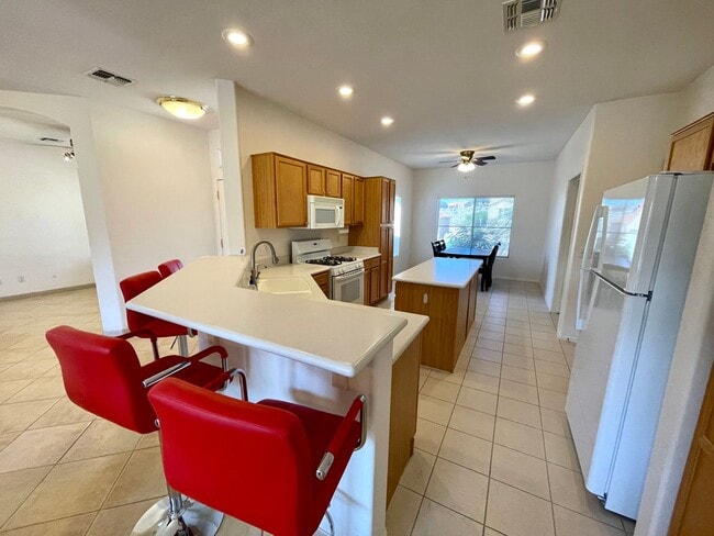 Building Photo - Large 2 Bedroom Home off the Parkway!