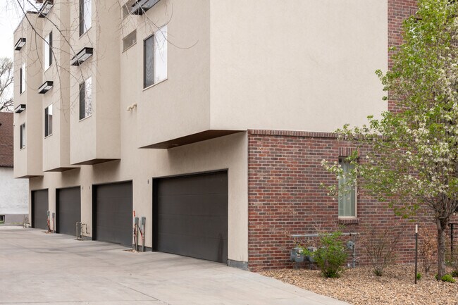 Building Photo - 2901 W 24th Ave