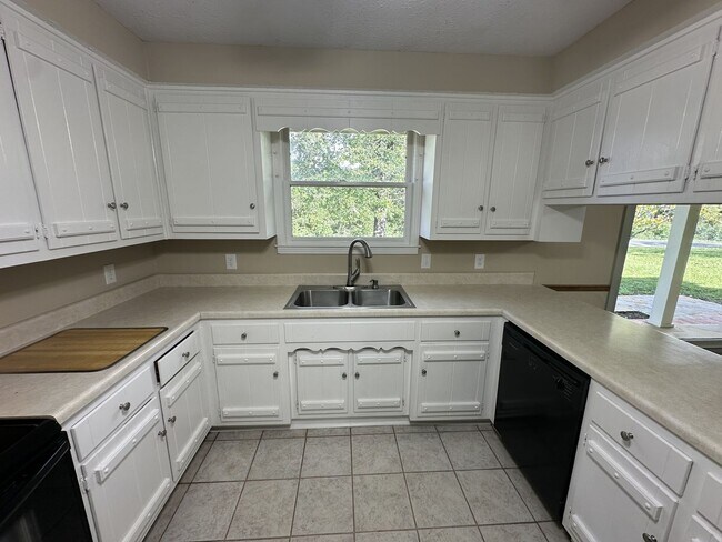 Building Photo - Single Family home in Greenhill Area!