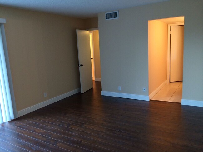 Building Photo - 2160 White Pine Cir