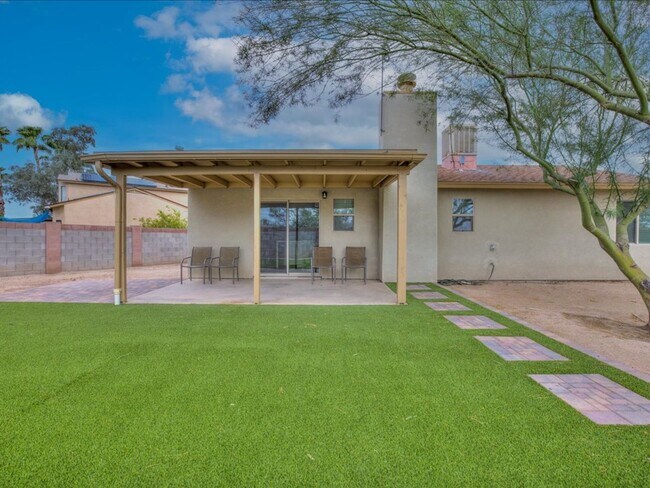 Building Photo - 3 Bedroom 2 Bathroom: Partially Furnished home!! **UNFURNISHED-RENTAL PRICE IS $3,000.00**