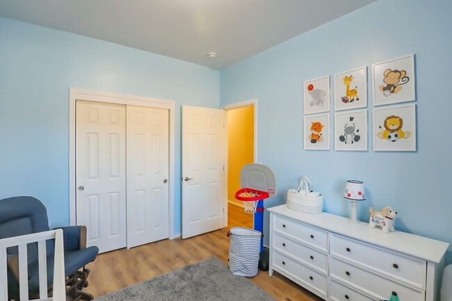 Building Photo - Pet Friendly 4 Bed 2 Bath Home!