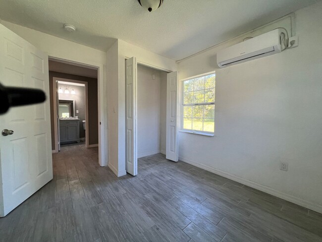 Building Photo - Beautiful one bedroom with attached garage.