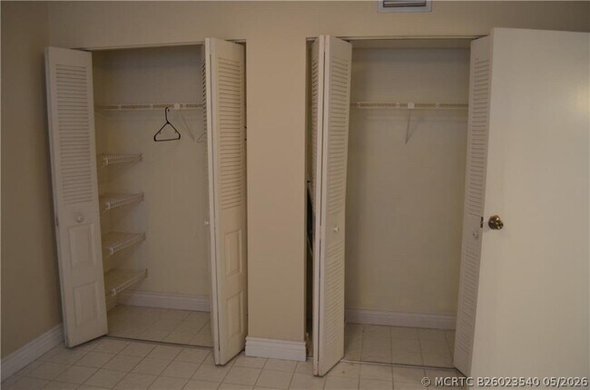 Building Photo - 1005 Country Club Dr
