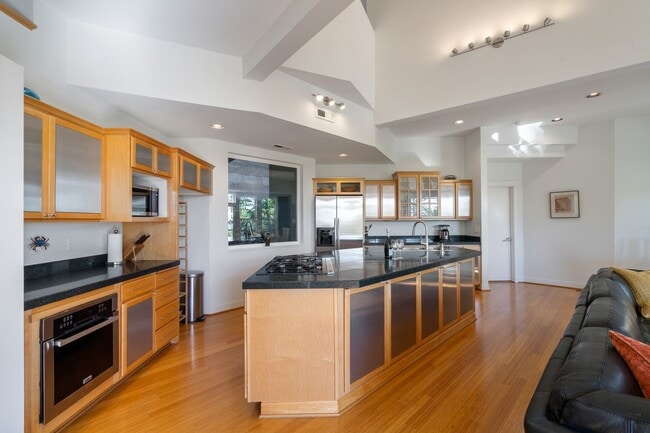 Building Photo - Sleek, spacious 3-bdrm/2.5-bath contemporary in SW Hills. Office, wine cellar, views, near Washin...