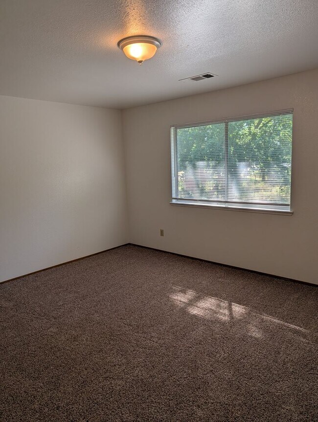 Building Photo - Great Townhouse in Anderson