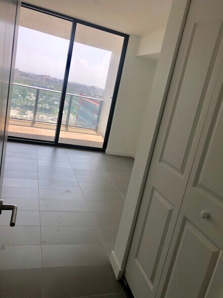 Building Photo - 1600 NE 1st Ave