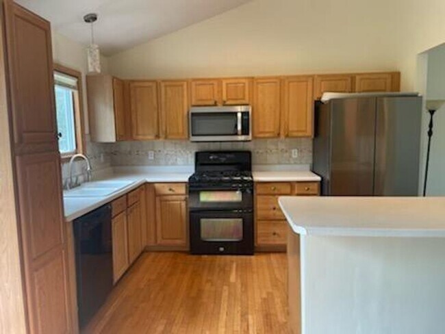 Building Photo - Three bedroom 3 bathroom in popular Bellevue