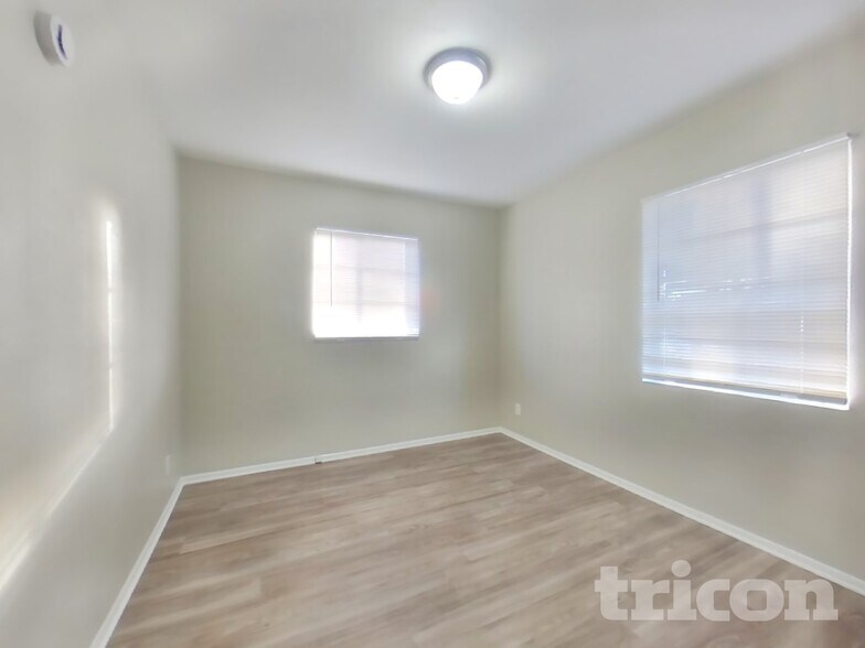 Building Photo - 120 W 8th Pl