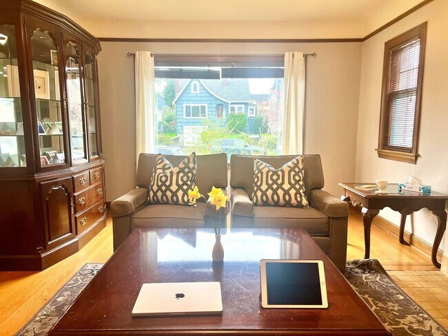 Building Photo - Stunning 3bed/3.5bath Brick Home in Ballard!