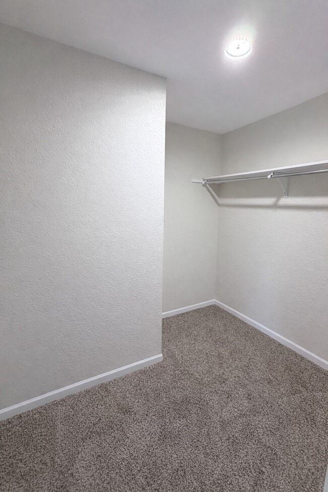 Building Photo - 2915 Creston Dr