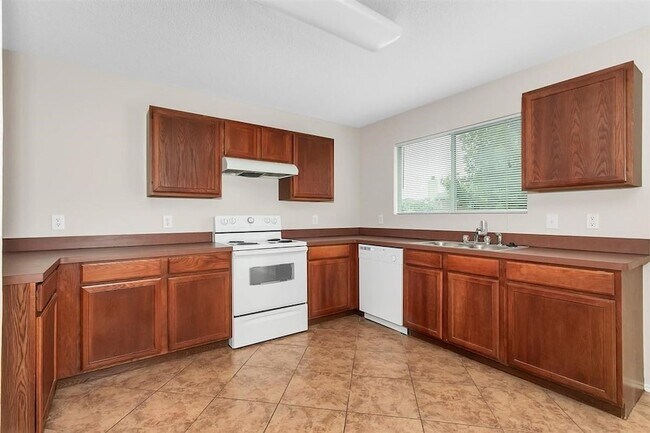 Building Photo - 2152 Laughlin Rd